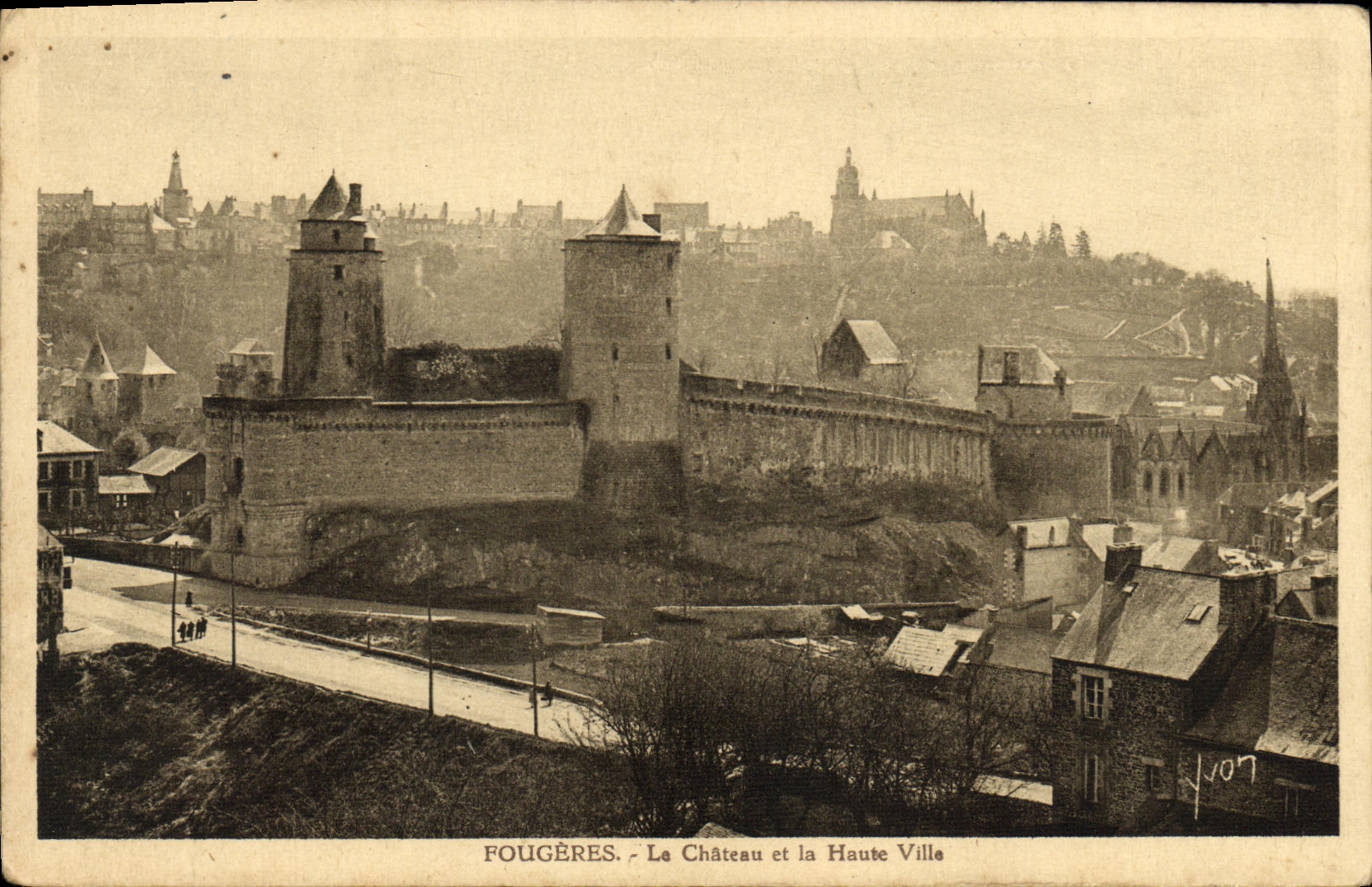 CPA Fougeres Le Chateau et la Haute Ville