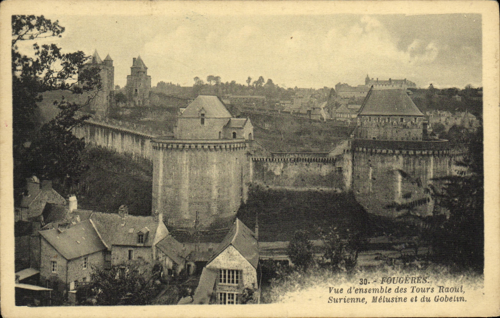 CPA Fougeres Vue d ensemble des Tours Raoul Surienne Melusine et du Golbelin