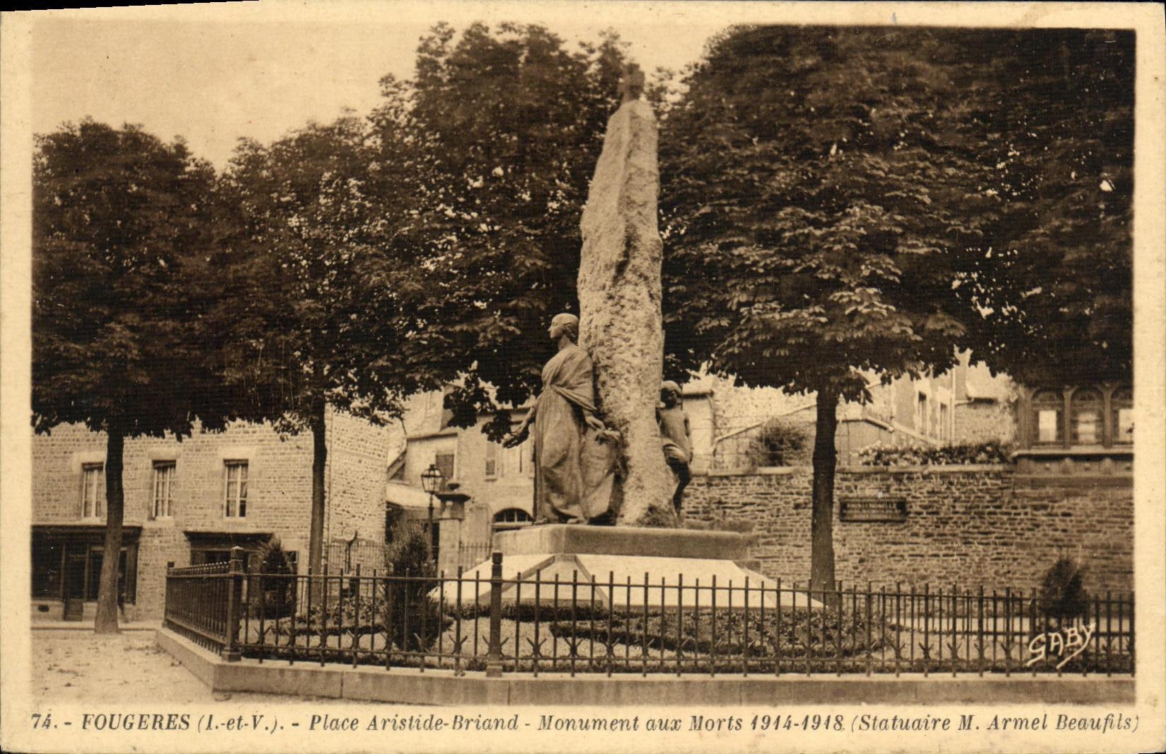 CPA Fougeres Place Aristide Briand Monument aux Morts Militaria