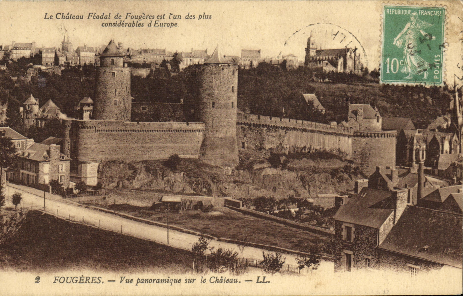 CPA Fougeres Vue panoramique sur le Chateau