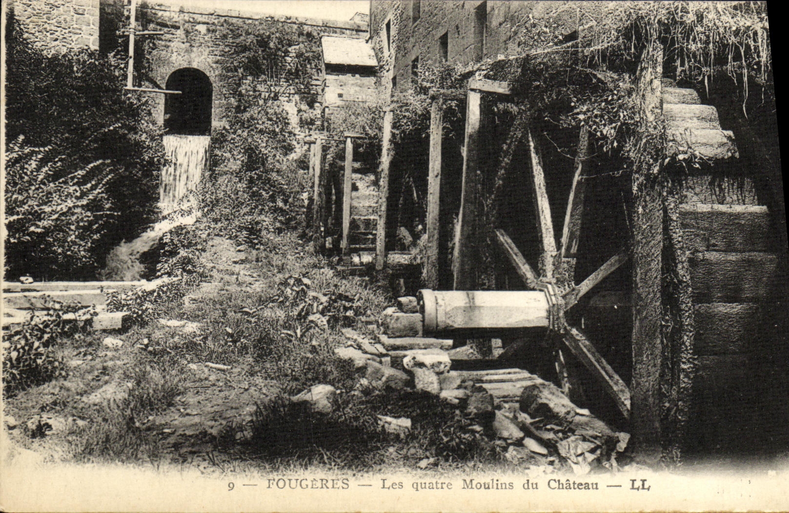 CPA Fougeres Les quatre Moulins du Chateau
