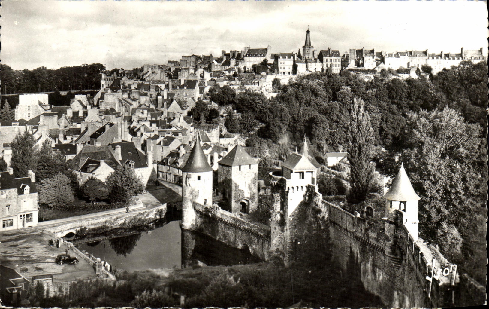 CPM Fougeres Le Chateau La Ville Haute