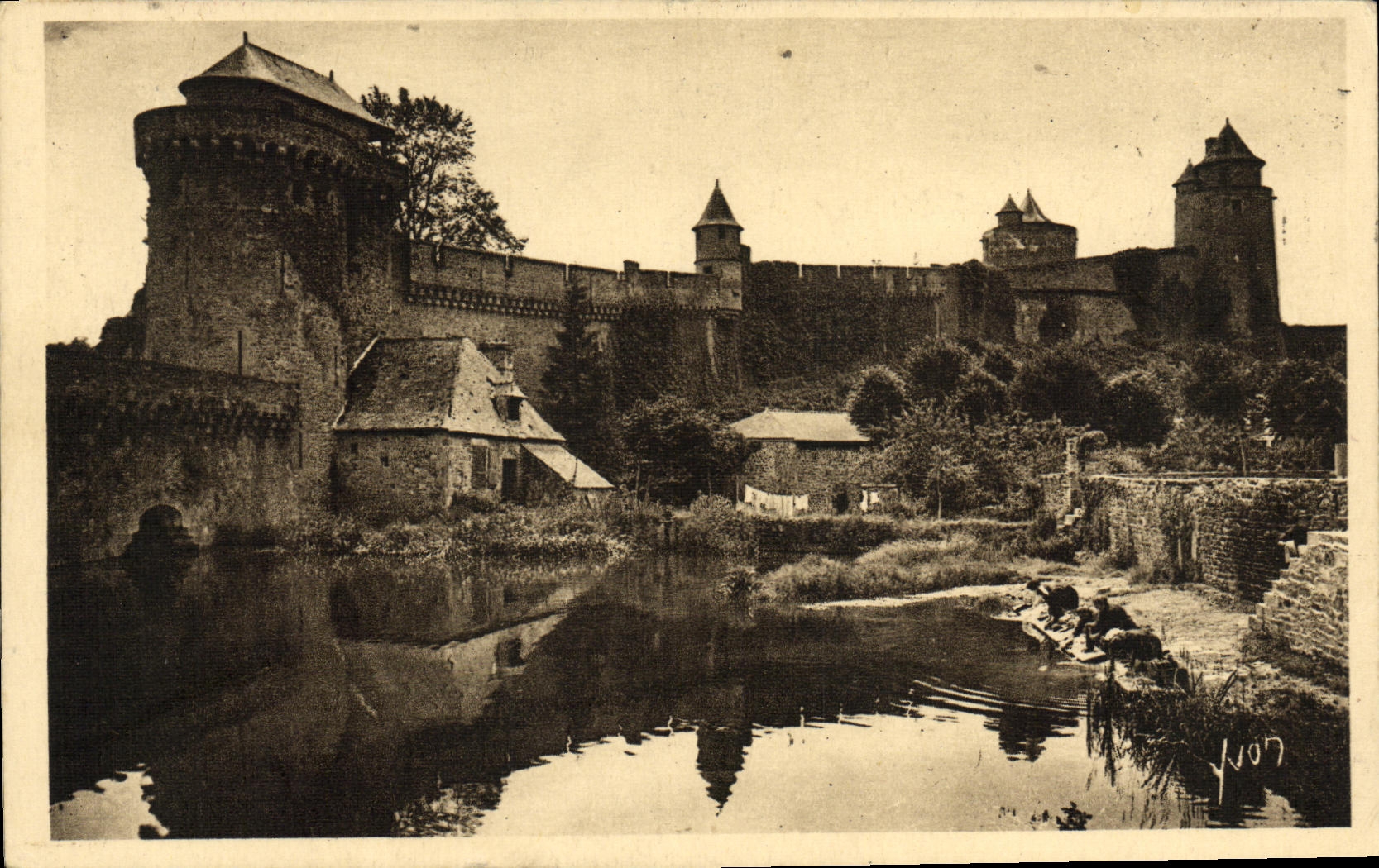 CPA Fougeres Les remparts Nord du chateau Lavoir Lavandieres