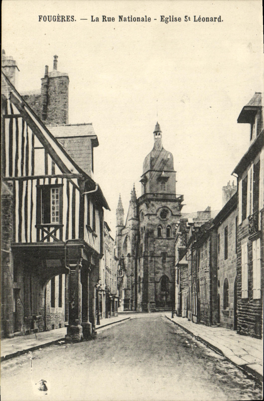 CPA Fougeres La Rue Nationale Eglise St Leonard