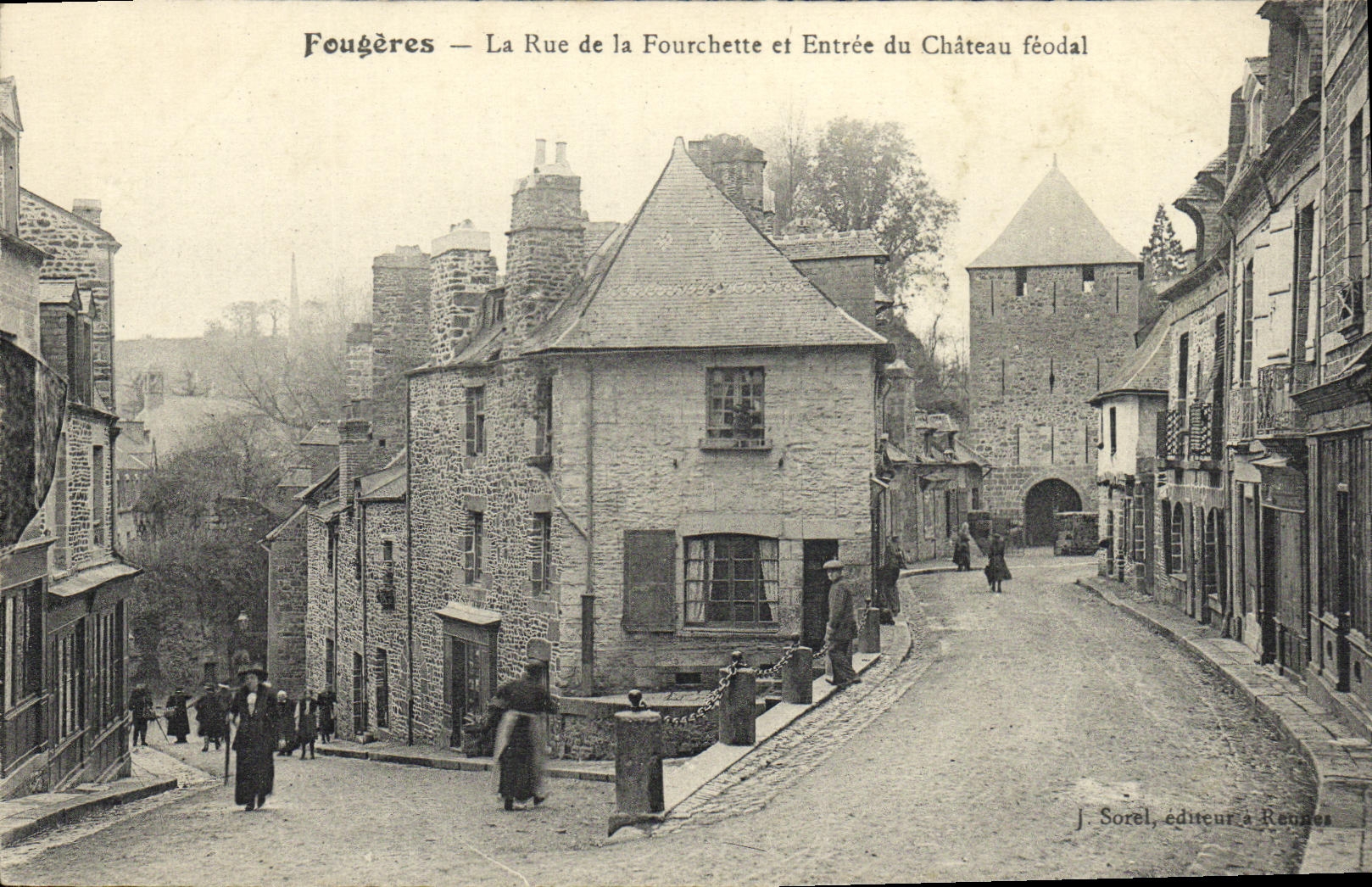CPA Fougeres La Rue de la Fourchette et Entree du chateau feodal