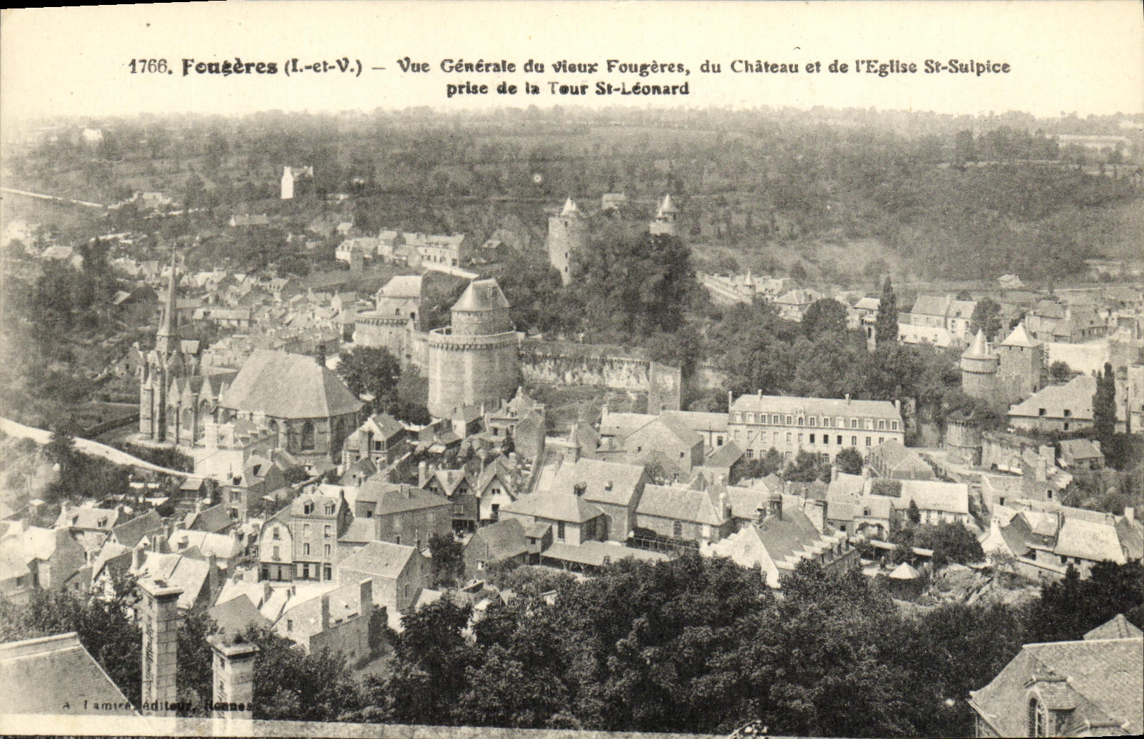 CPA Fougeres Vue generale du vieux Fougeres du vieux chateau et de l eglise St Sulpice prise de la Tour St Leonard