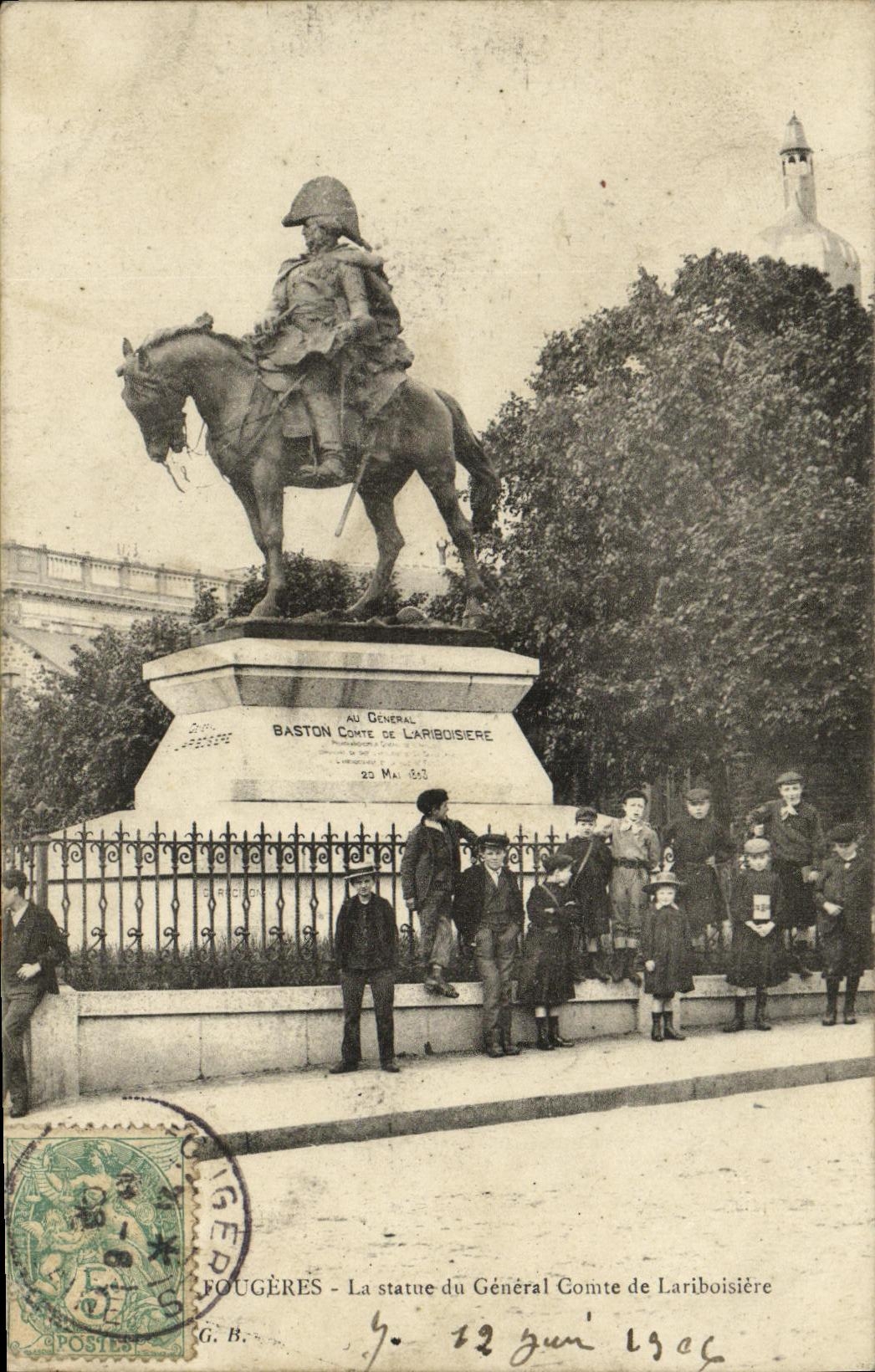 CPA Fougeres La statue du General Comte de Lariboisiere enfants