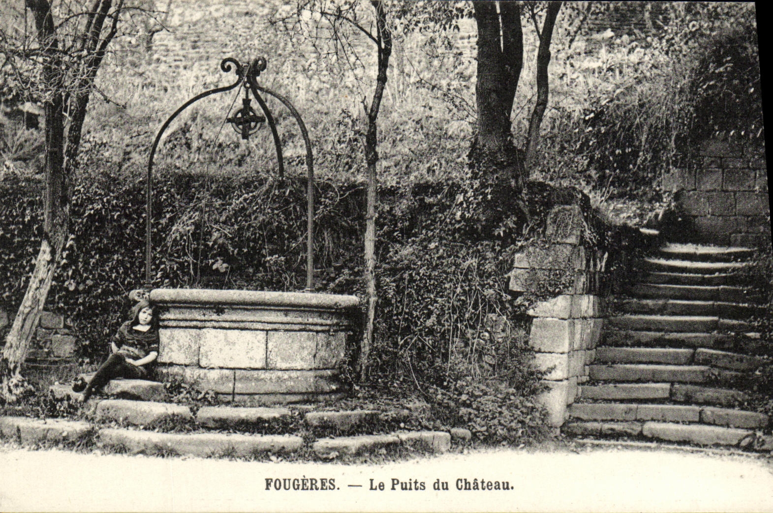 CPA Fougeres La Puits du Chateau Enfant