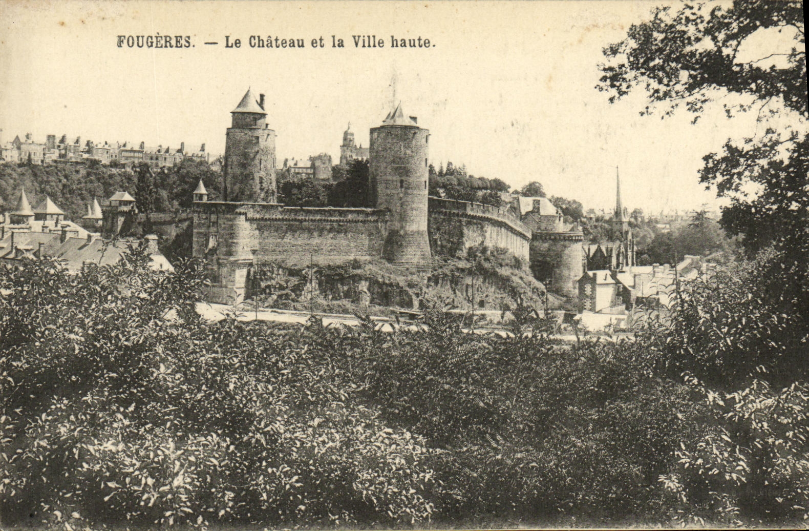 CPA Fougeres Le Chateau et la Ville haute