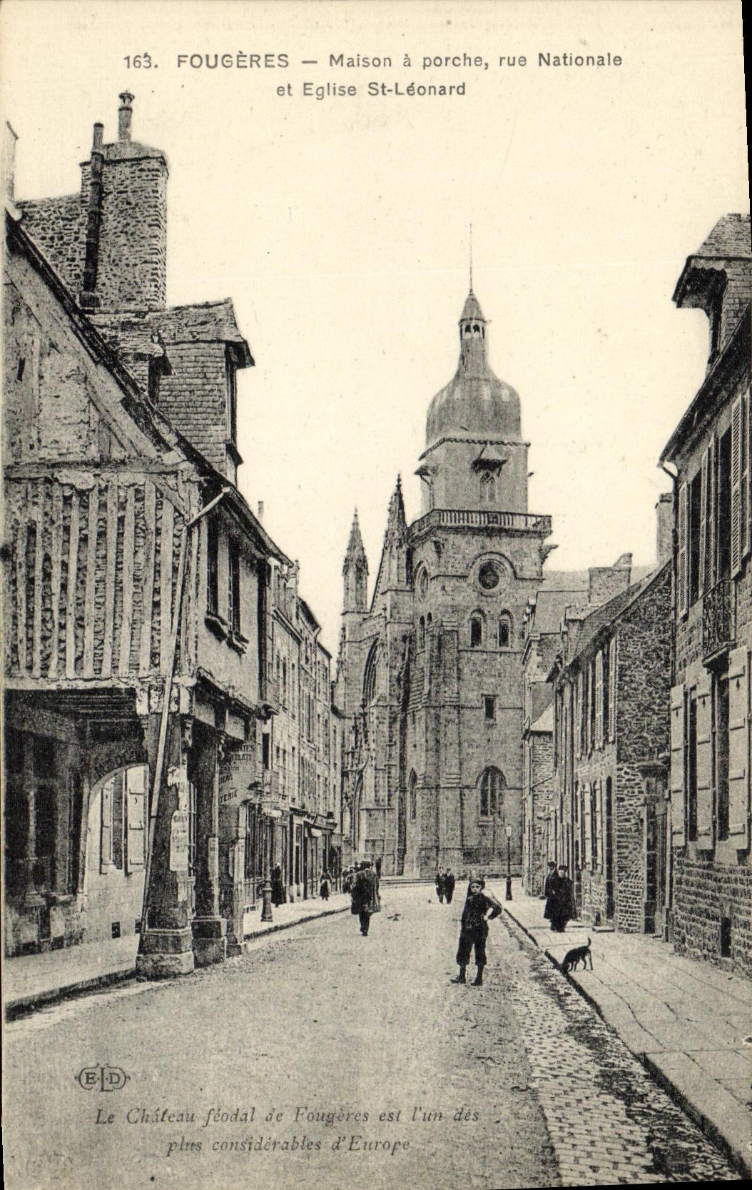 CPA Fougeres Maison a porche rue Nationale et Eglise St Leonard Enfants
