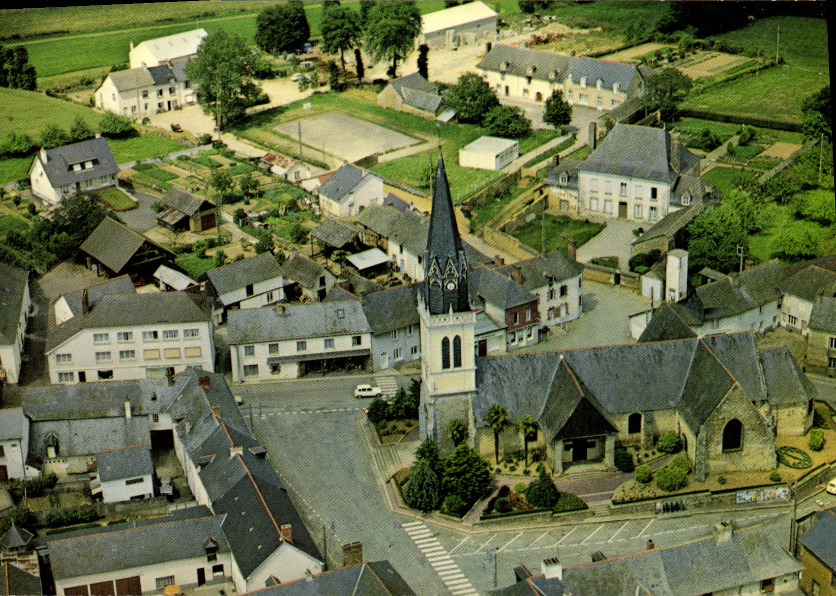 CPM Geveze L eglise et le centre de la ville