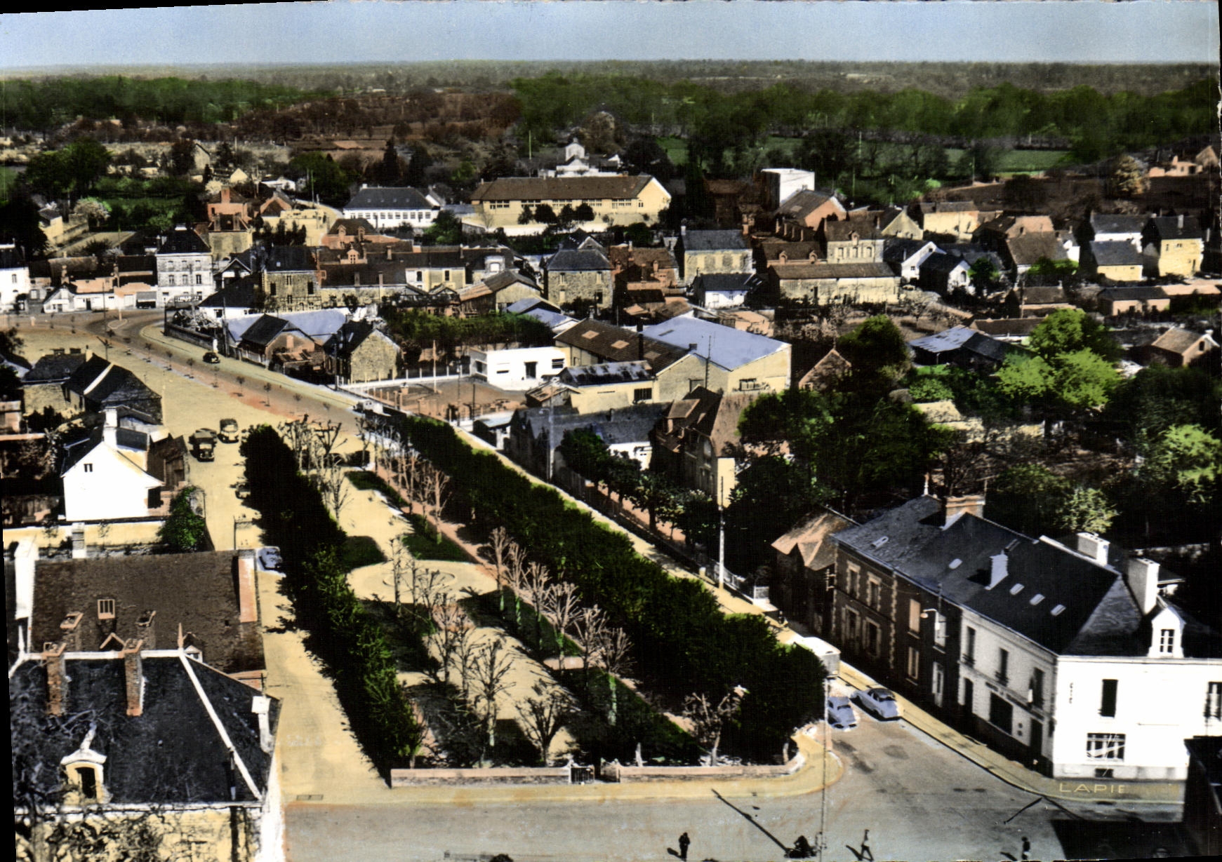 CPM La Guerche de Bretagne La Rue de Nantes et le jardin des Plantes
