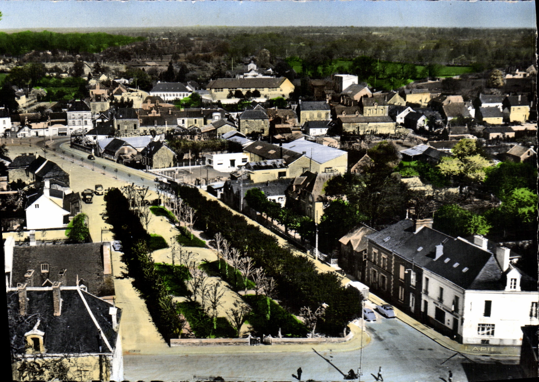 CPM La Guerche de Bretagne La Rue de Nantes et le jardin des plantes