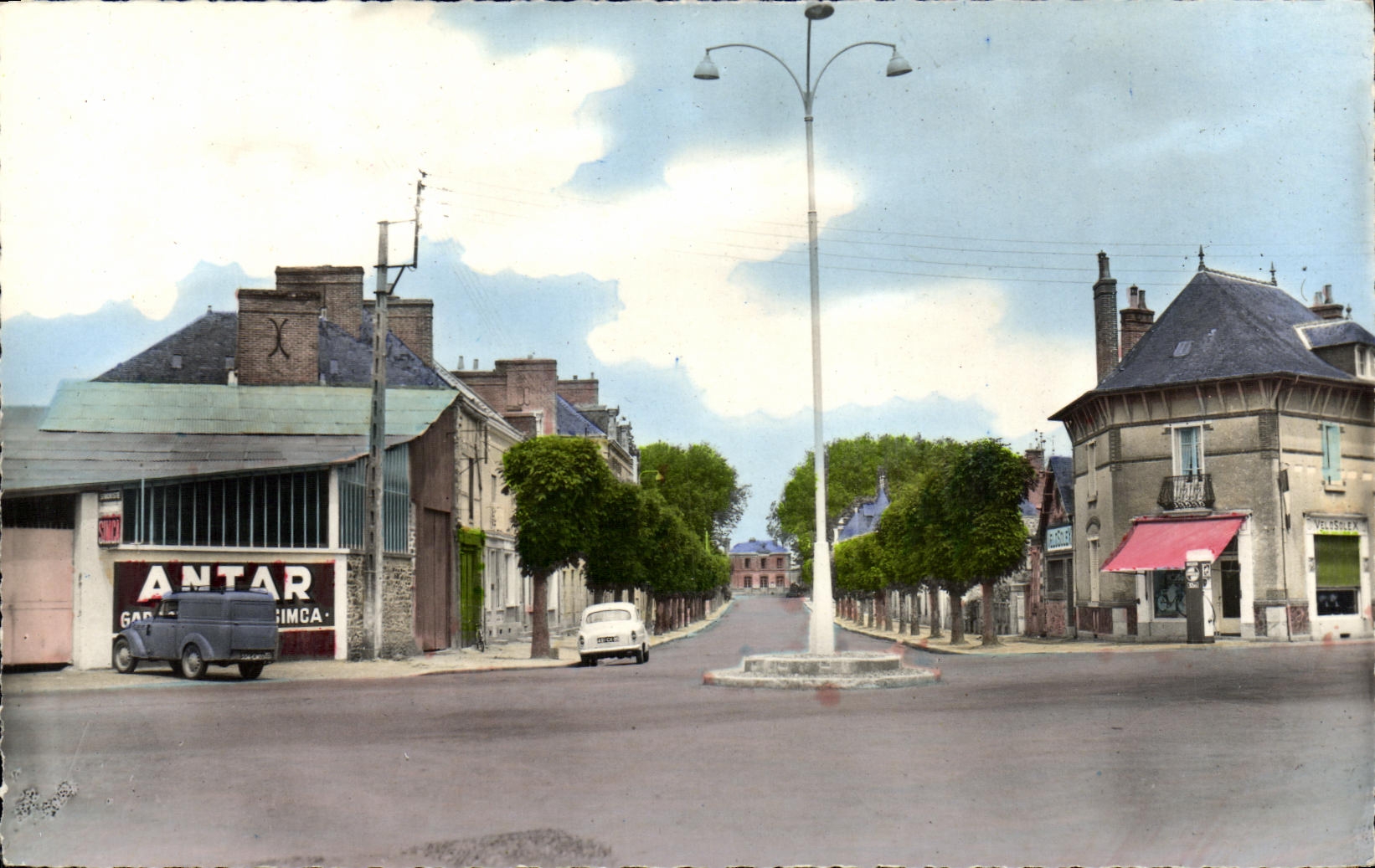 CPM La Guerche de Bretagne Avenue General Leclerc Garage Antar
