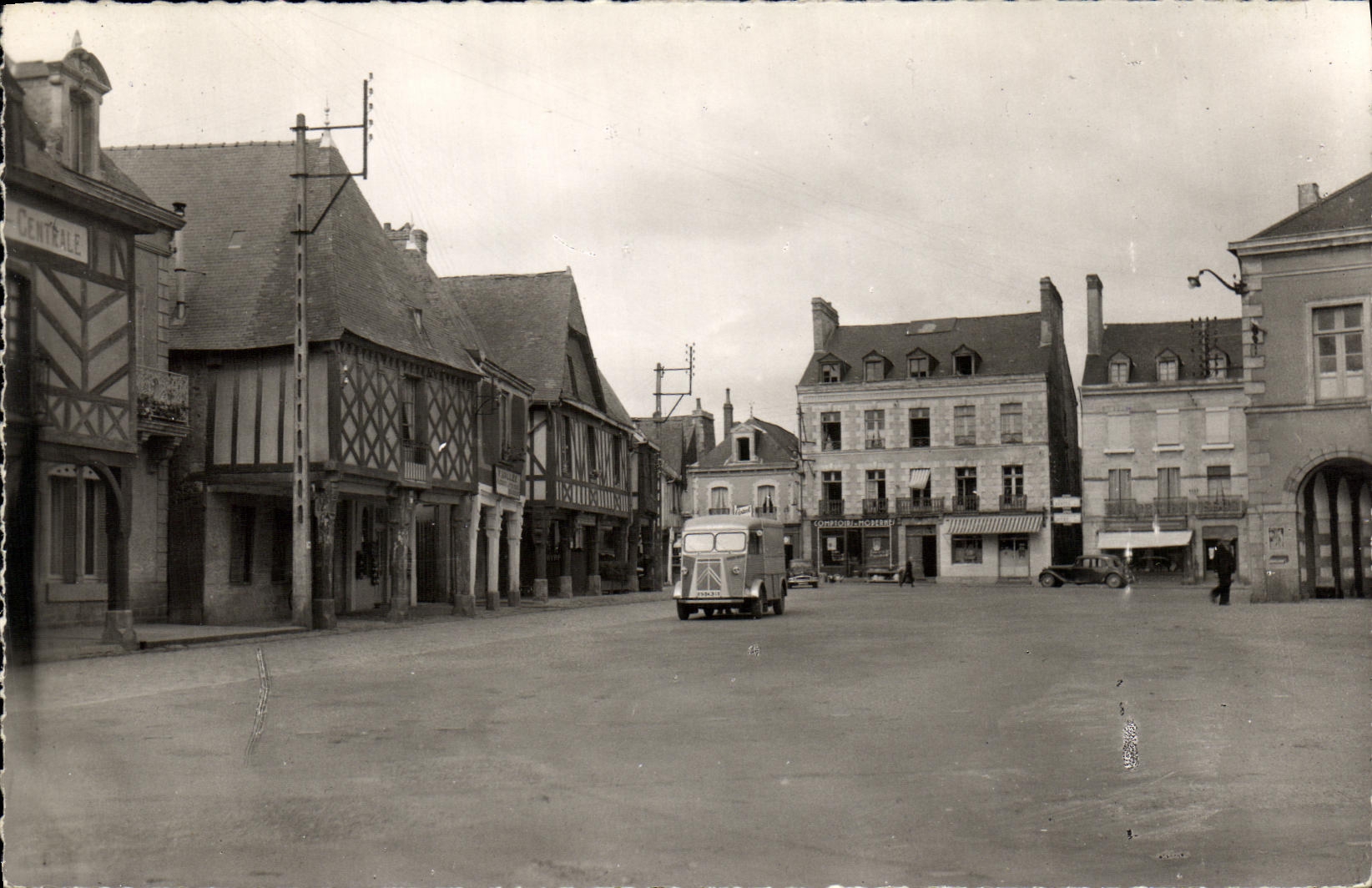 CPM La Guerche de Bretagne Les Vieux Porches et Place de la Mairie