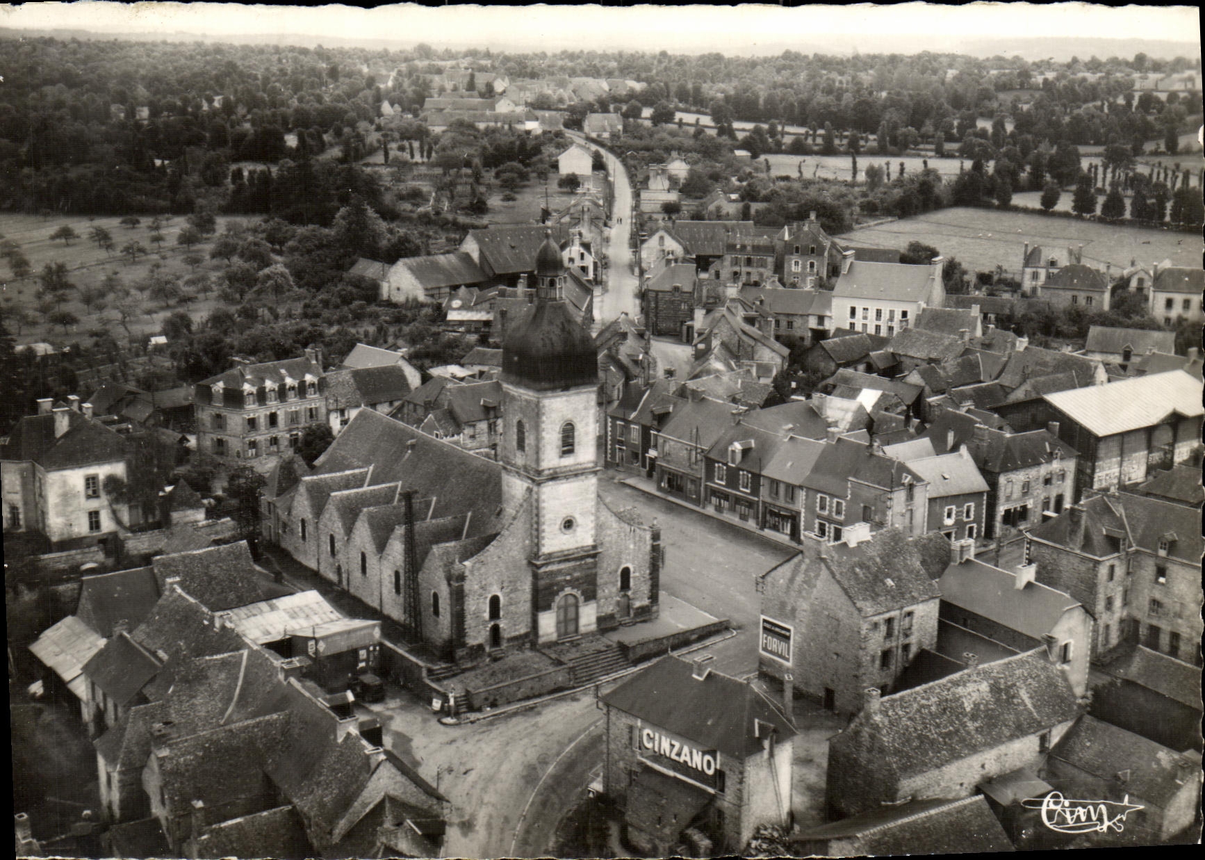 CPM Guichen Vue aerienne L eglise et lec entre