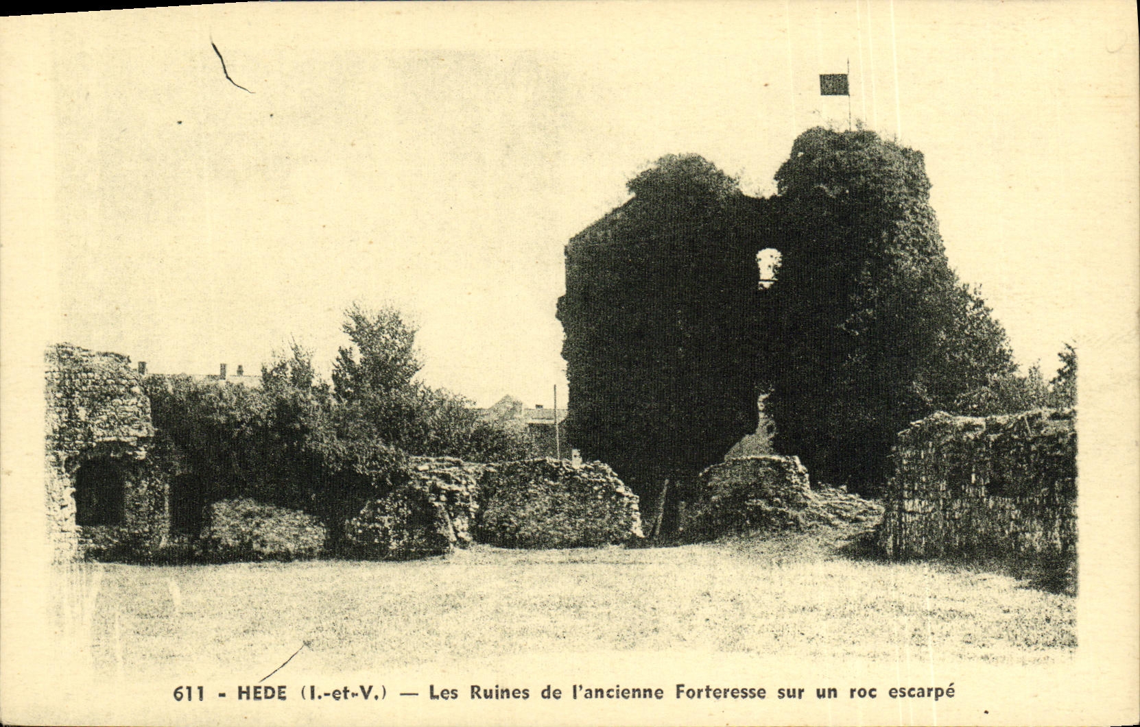 VINTAGE POSTCARD Hede Ruins of L Old Fortress On a Rock escarpe
