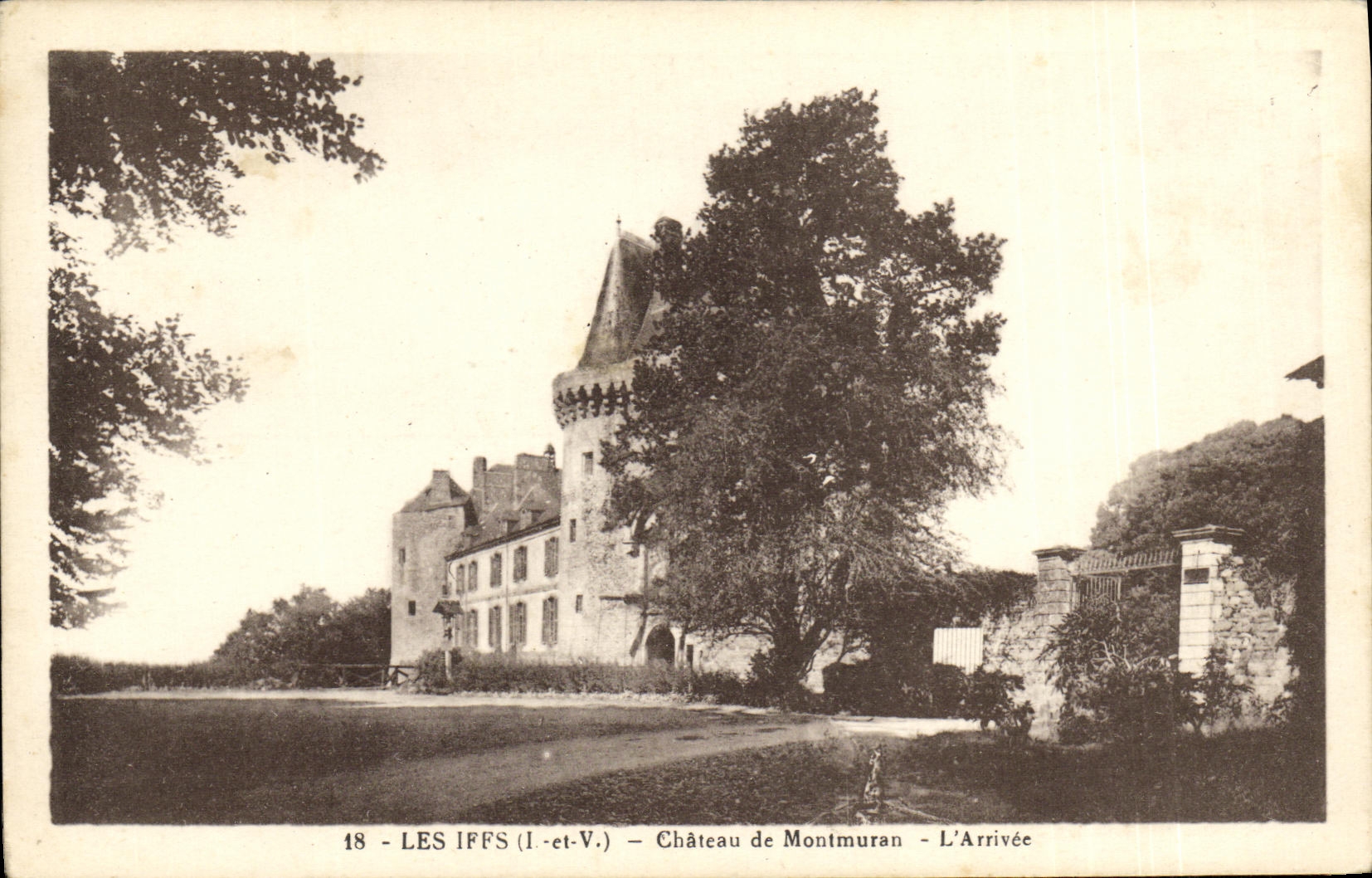 CPA Les Iffs Chateau de Montmuran L arrivee
