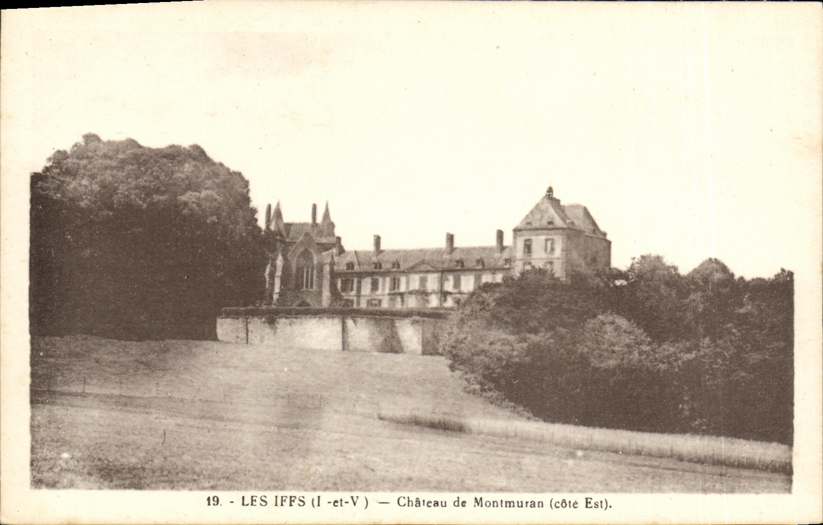 CPA Les Iffs Chateau de Montmuran