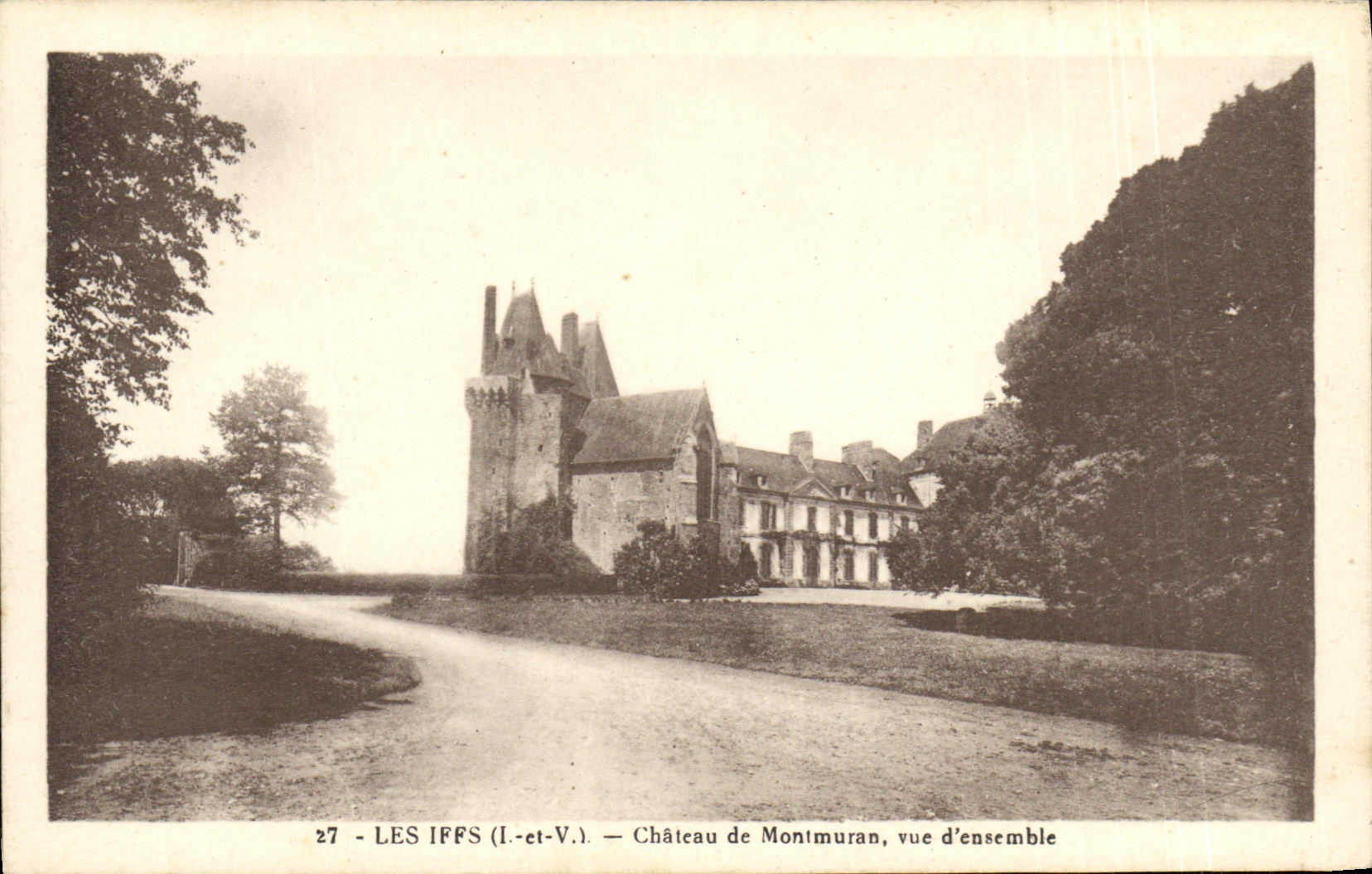 CPA Les Iffs Chateau de Montmuran Vue d ensemble