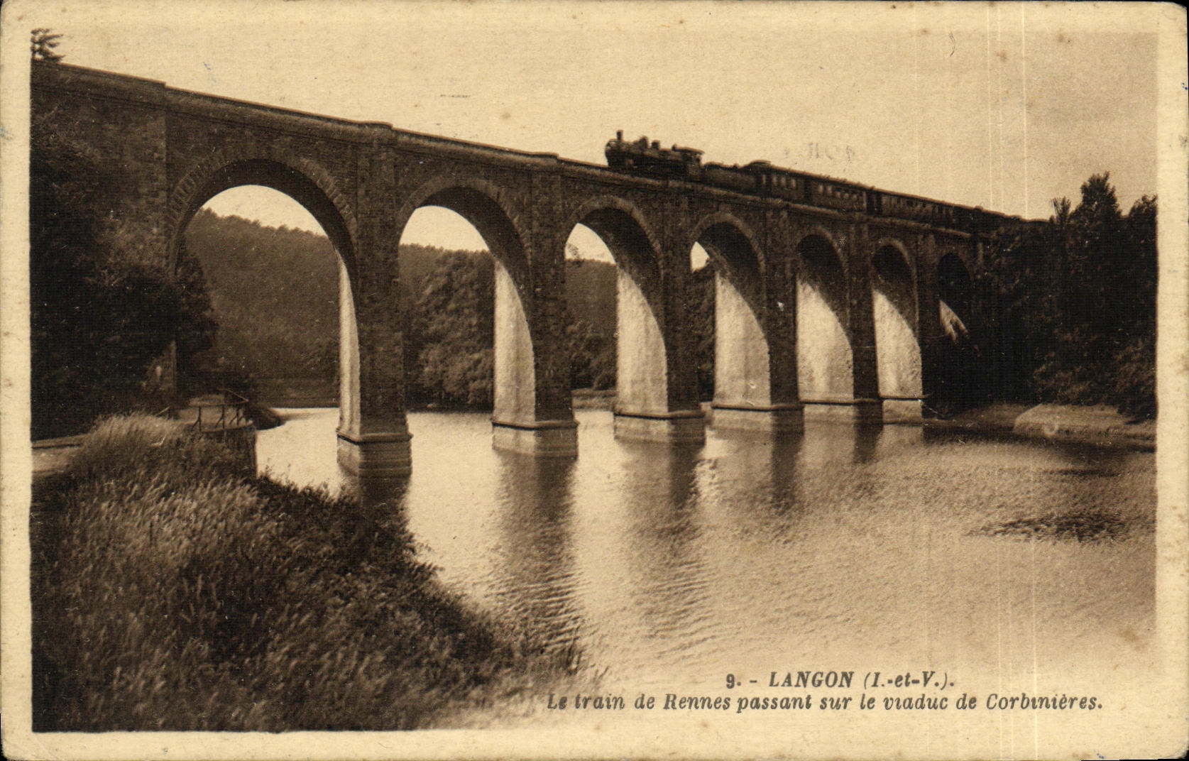 CPA Langon Le train de Rennes passant sur le viaduc de Corbinieres 