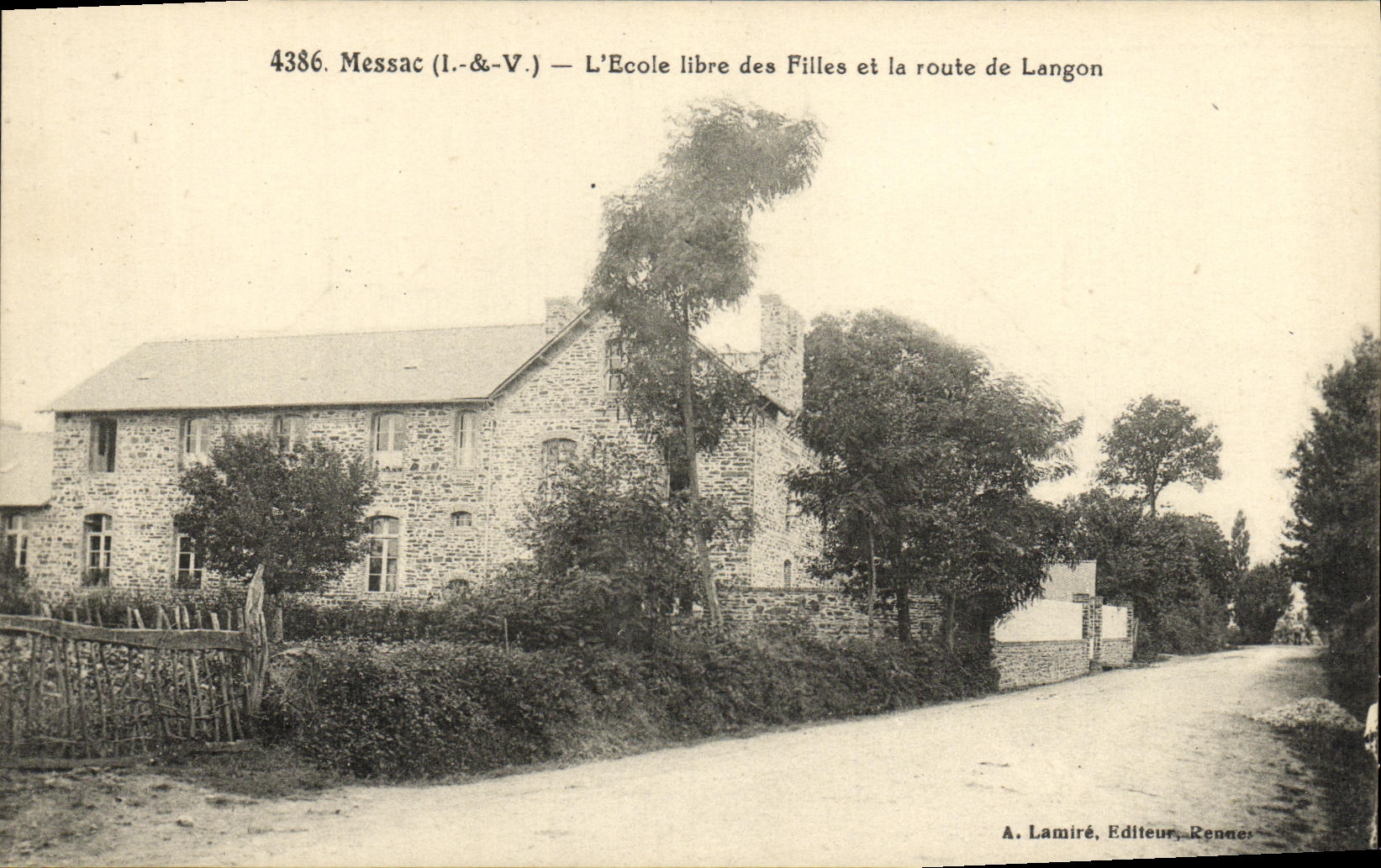 CPA Messac L Ecole Libre des Filles et la Route de Langon