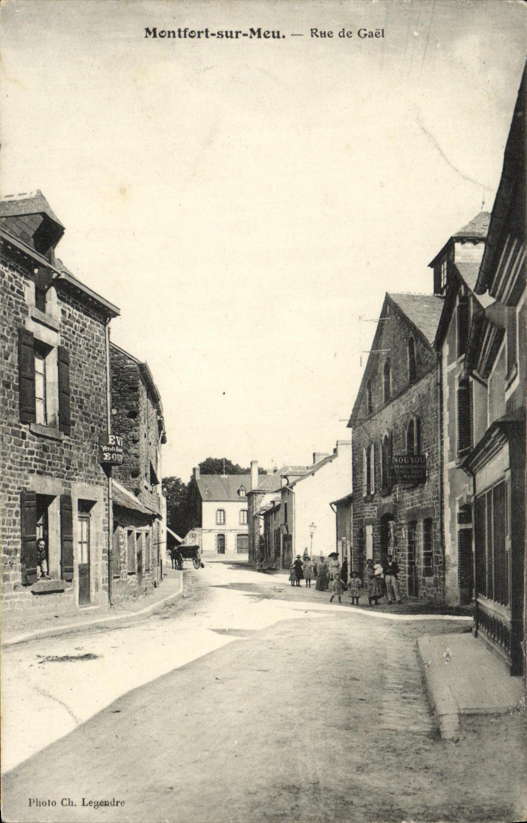 VINTAGE POSTCARD Brittany Montfort On Meu Street of Gael Children