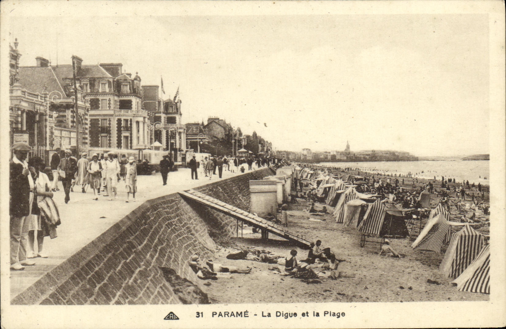CPA Parame La Digue et la Plage