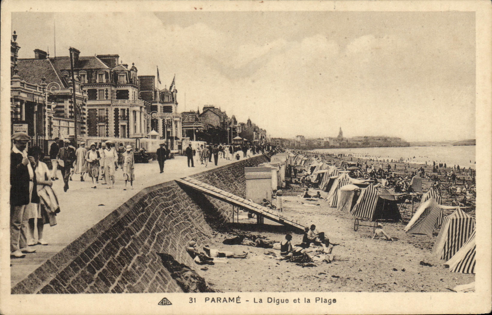 CPA Parame La Digue et la Plage