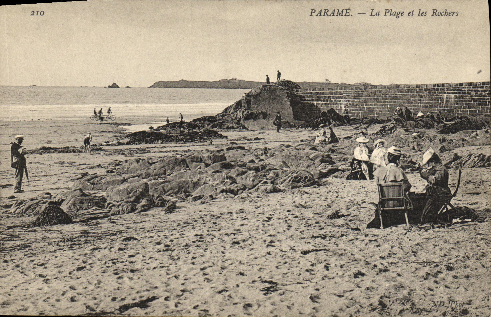 CPA Parame La Plage et les Rochers