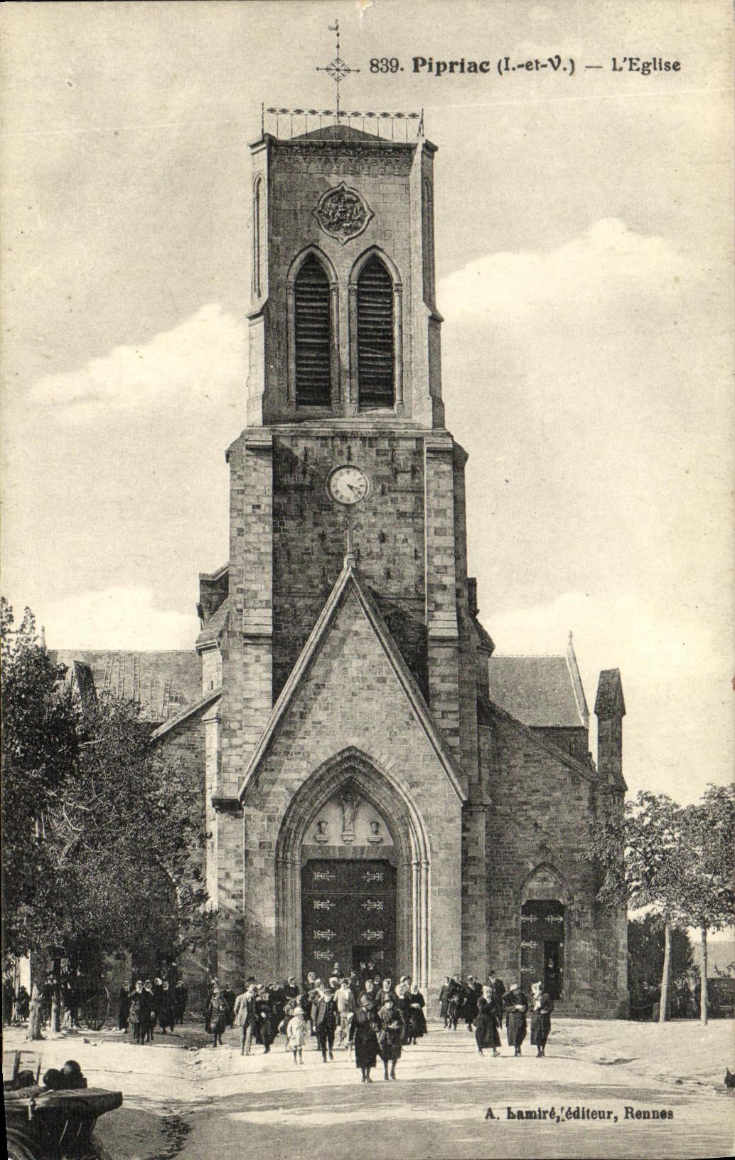 VINTAGE POSTCARD Pipriac L Church