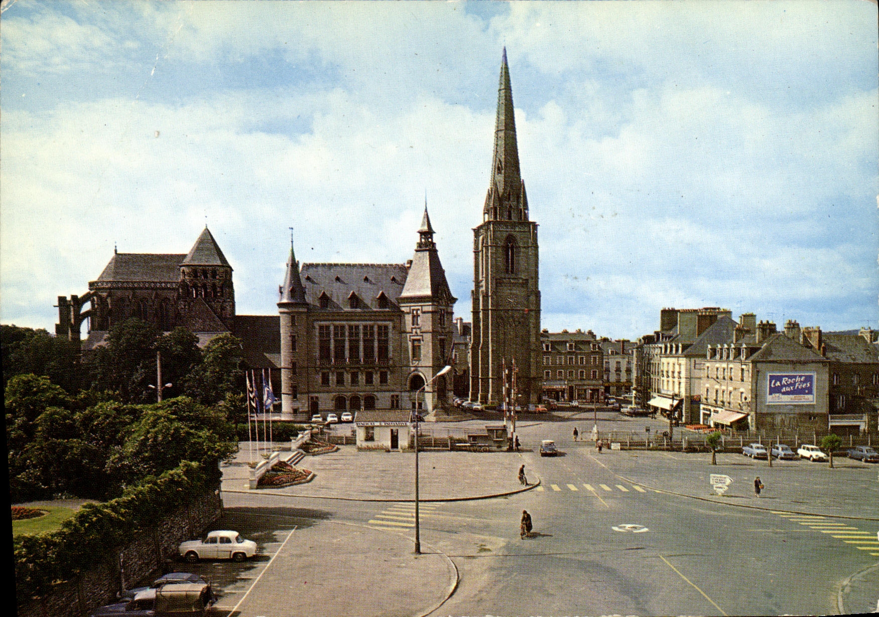 CPM Redon L Hotel de Ville et la Tour Romane