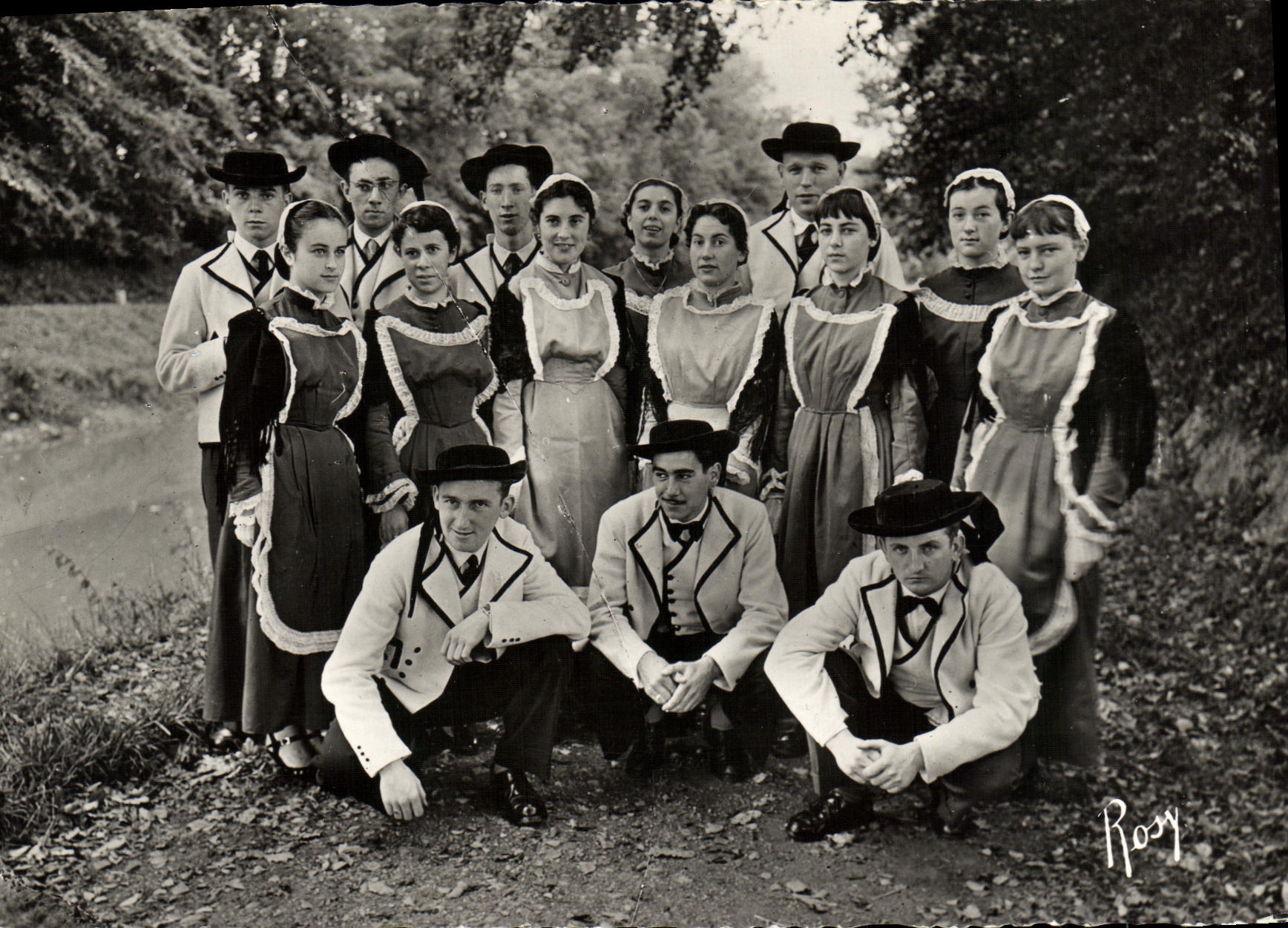 CPM Redon Costumes du Pays Folklore Costume 
