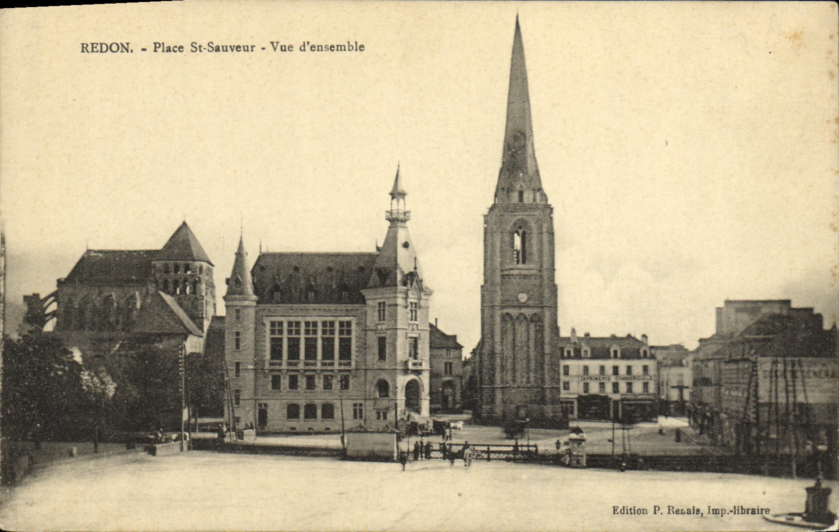 CPA Redon Place St Sauveur Vue d ensemble