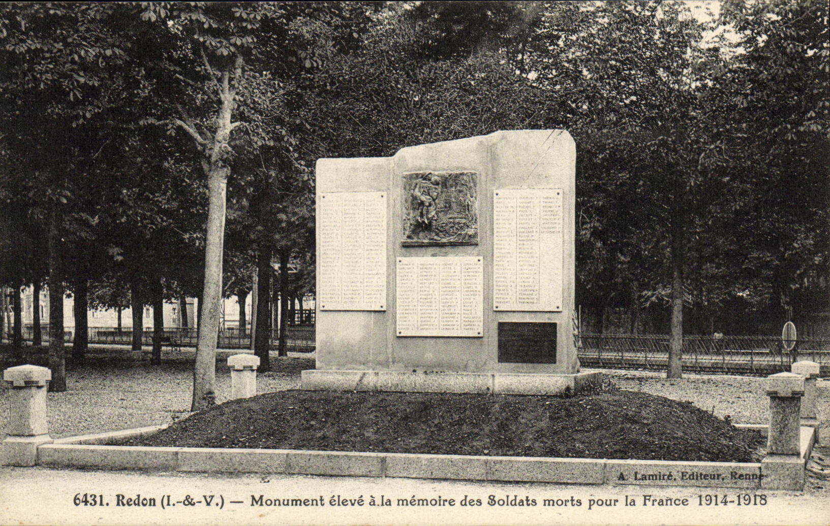 El monumento de Redon de la POSTAL de la VENDIMIA levanto con la memoria de los soldados muertos para Militaria Francia