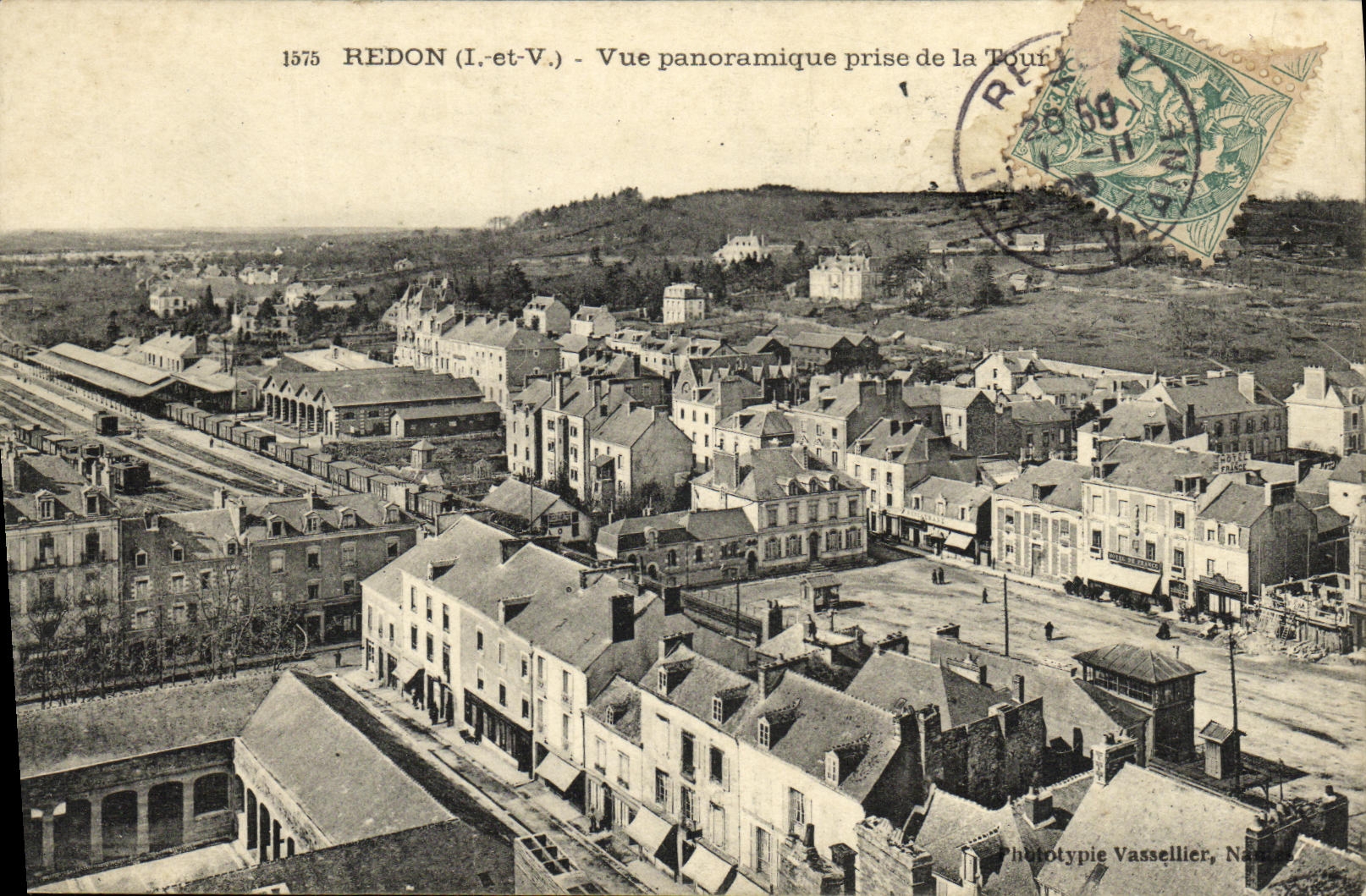 CPA Redon Vue panoramique prise la Tour Train Gare