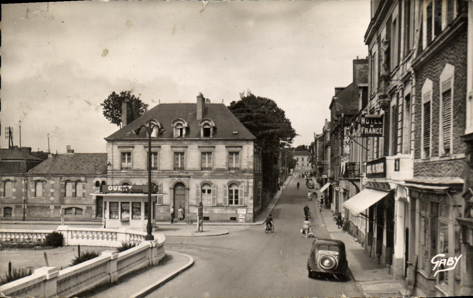 CPM Redon Place de la Republique et Avenue de la Gare