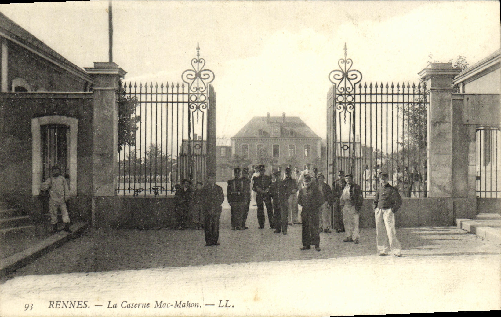 VINTAGE POSTCARD Rennes the Barracks Mac Mahon Militaria Soldiers