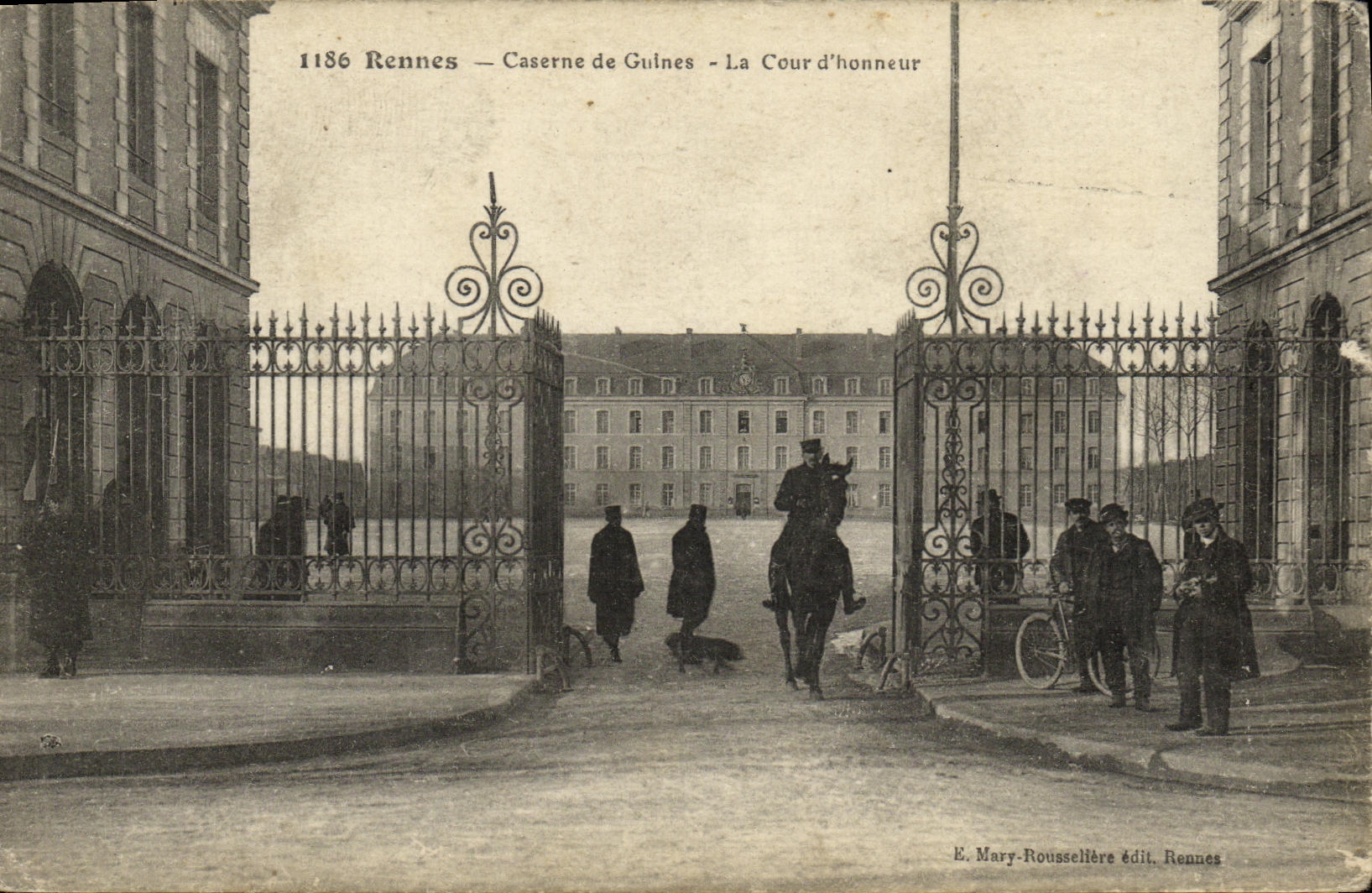 CPA Rennes Cascarne de Guines La Cour d honneur Militaria Cheval