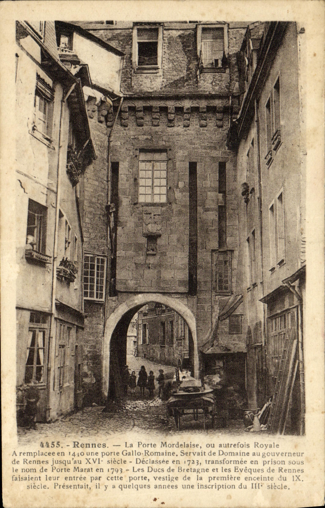 CPA Rennes La Porte Mordelaise ou autrefois Royale