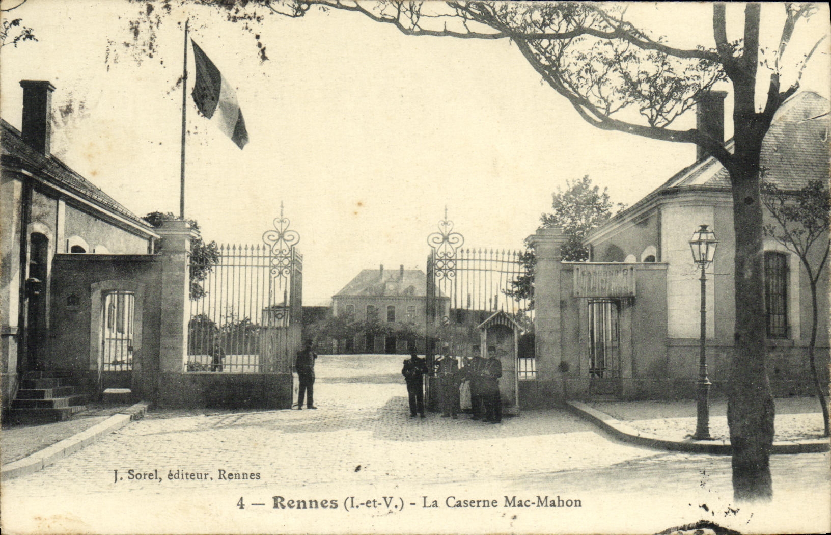 CPA Rennes La Caserne Mac Mahon Militaria