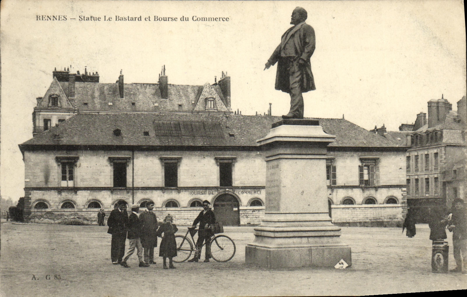 CPA Rennes Statue le Bastard et Bourse du Commerce Enfants Velo Cycle