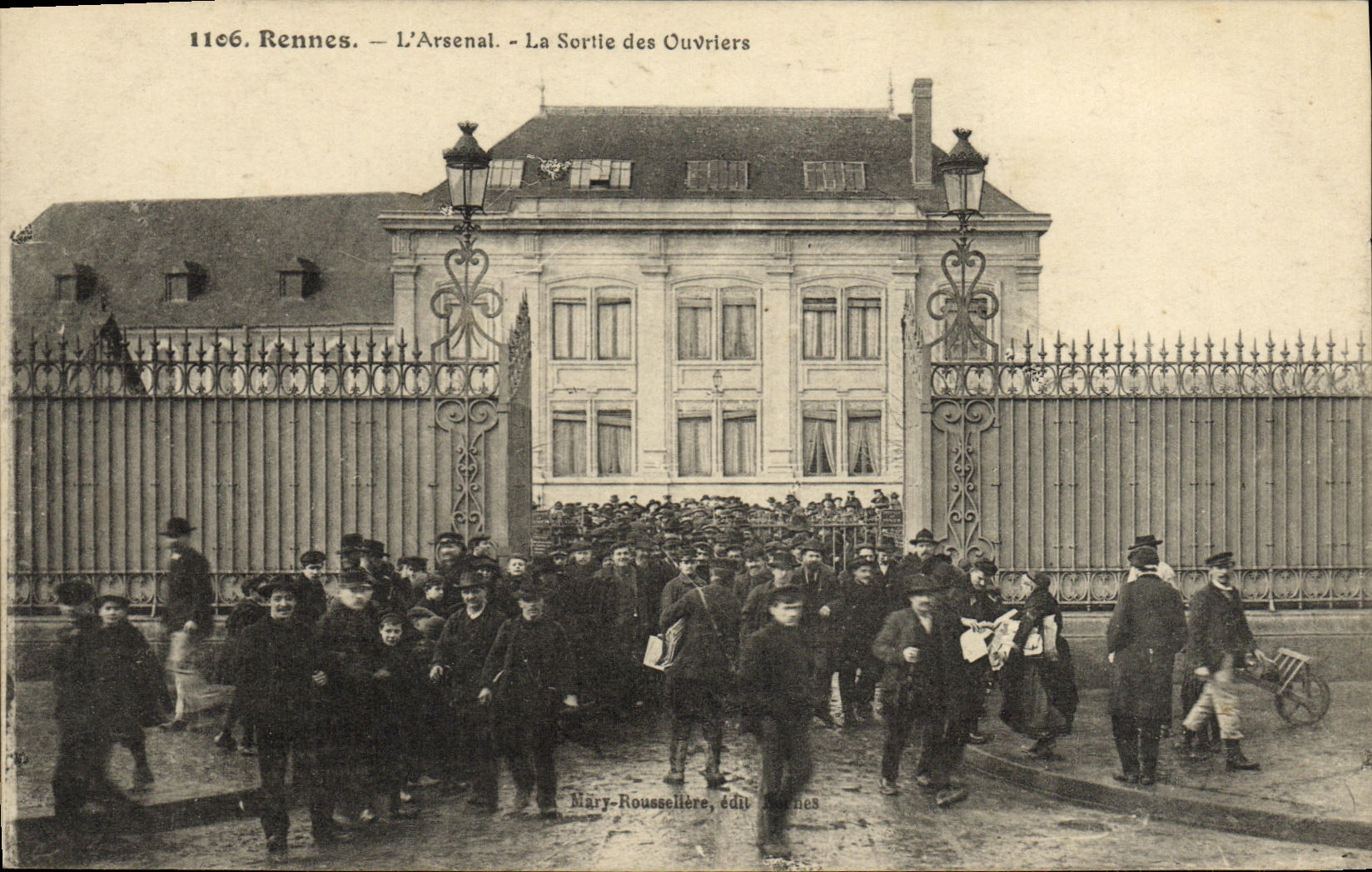 CPA Rennes Caserne de L Arsenal Sortie des ouvriers TOP