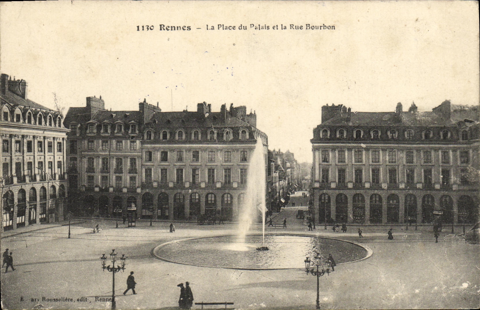 CPA Rennes La Place du Palais et la Rue Bourbon