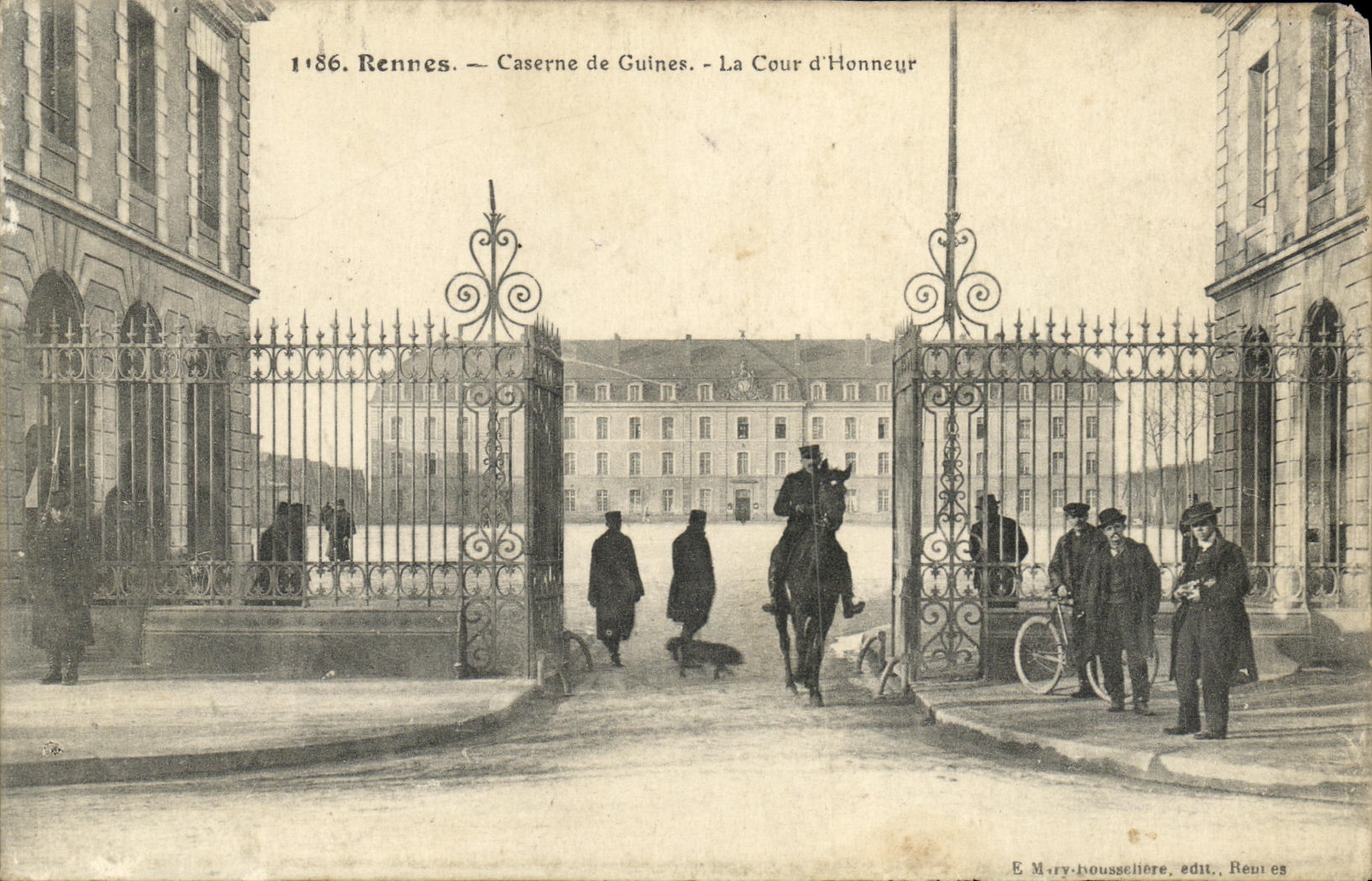 CPA Rennes Caserne de Guines La Cour d Honneur Militaria