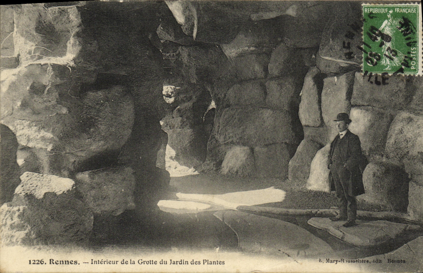 CPA Rennes Interieur de la Grotte du Jardin Des Plantes