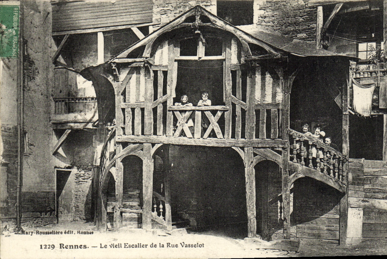CPA Rennes Le Vieil Escalier de la Rue Vasselot Enfants