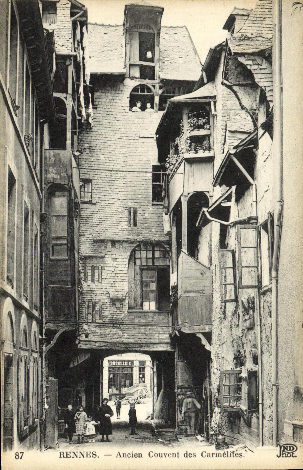 CPA Rennes Ancien Couvent des Carmelites Enfants Droguerie