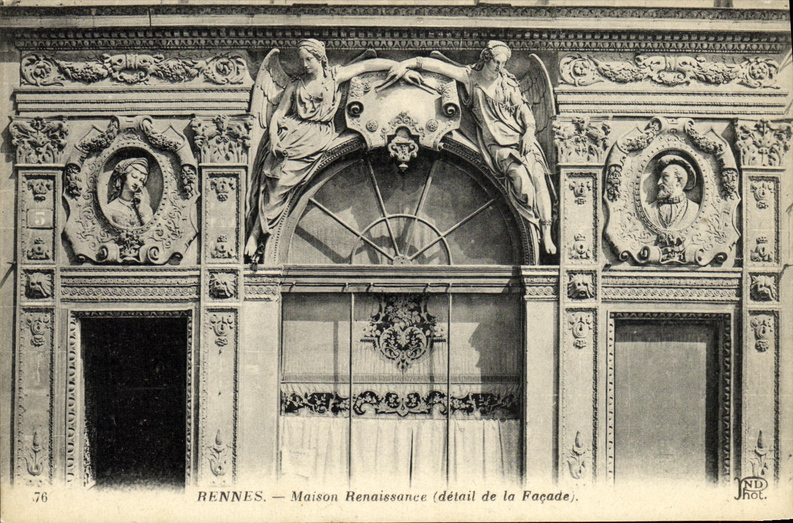 CPA Rennes Maison Renaissance detail de la facade