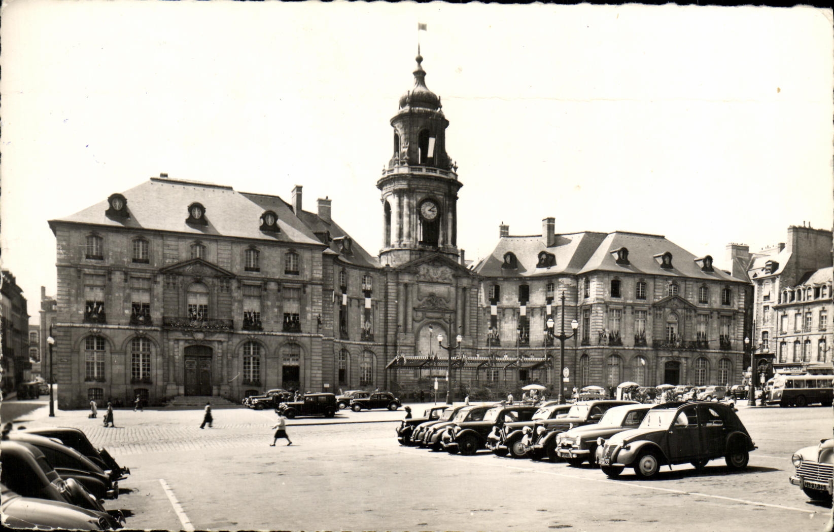CPM Rennes La Place de L Hotel de Ville